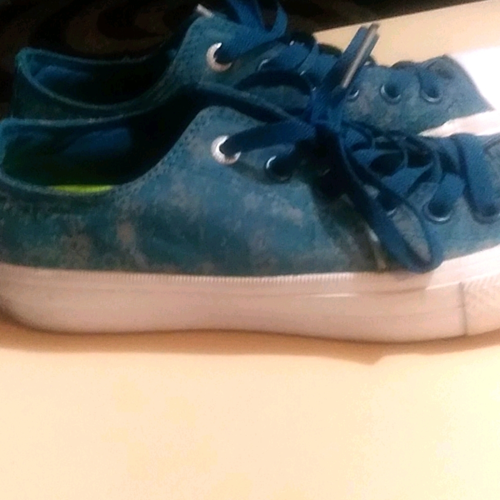 Converse - Picture 2 of 3